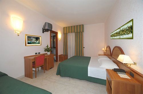 Hotel L'Aquila Pomezia Extérieur photo
