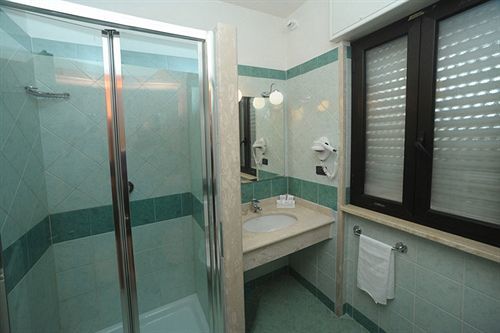 Hotel L'Aquila Pomezia Extérieur photo