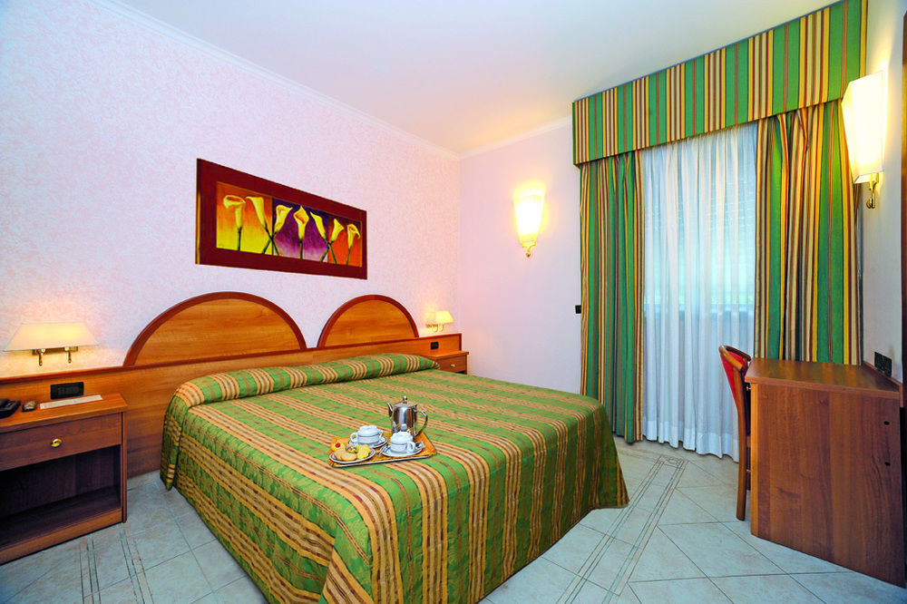 Hotel L'Aquila Pomezia Extérieur photo